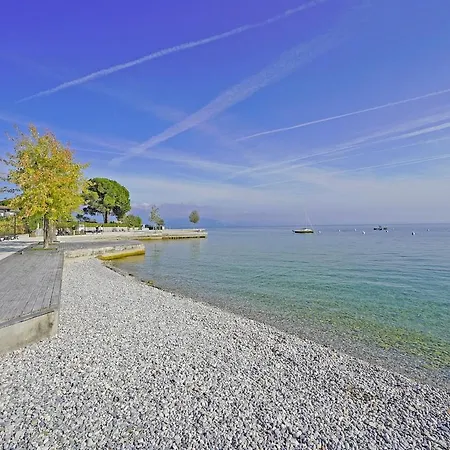 Front With Huge Garden Villa San Felice del Benaco