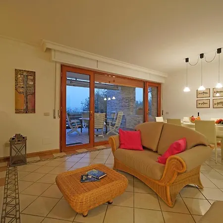 Front With Huge Garden Villa San Felice del Benaco